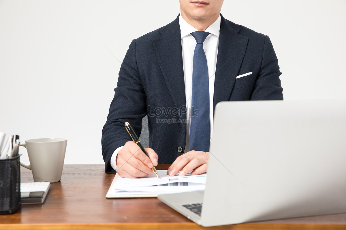 تجنيس المستثمرين الأجانب وذي الكفاءات 